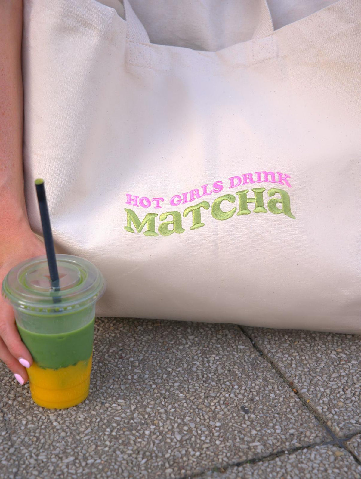 Bestickte ‚Hot Girls Drink Matcha‘ XXL Tragetasche – 100% Baumwolle – Bild 7