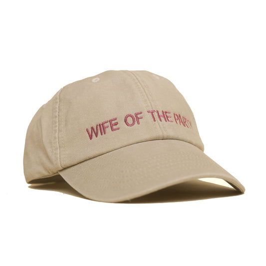 Stone Vintage Cap mit roter Stickerei „WIFE OF THE PARTY“ seitlich