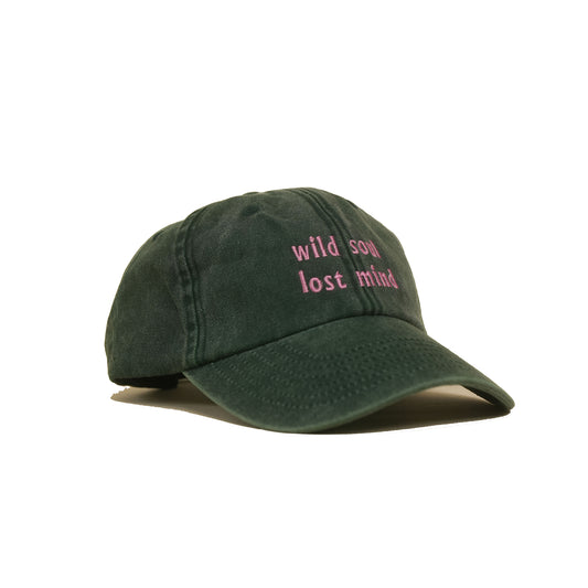 bottle green Vintage Cap mit pinker Stickerei „Wild Soul Lost Mind“ seitlich