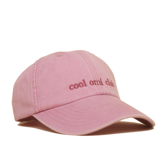 Dusky Pink Vintage Cap mit roter Stickerei „Cool Omi Club“ in seitlich
