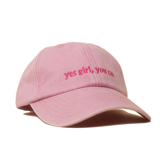 Dusky Pink Vintage Cap mit pinker Stickerei „yes girl, you can“ seitlich
