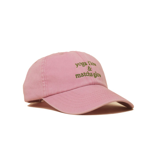 Dusky pink Vintage Cap mit grüner Stickerei „Yoga Flow & Matcha Glow“ seitlich