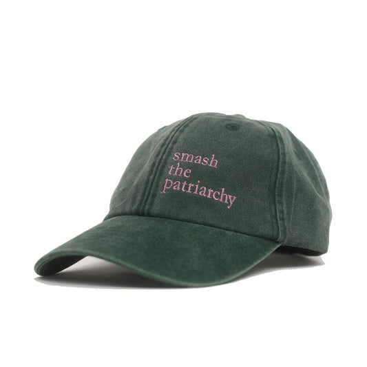 bottle green Vintage Cap mit pink Stickerei „Smash the Patriarchy“ seitlich
