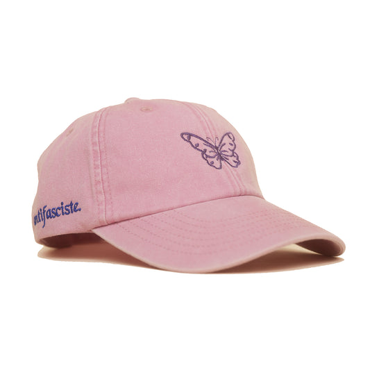 Dusky pink Vintage Cap mit violett gesticktem Schmetterlingsmotiv seitlich