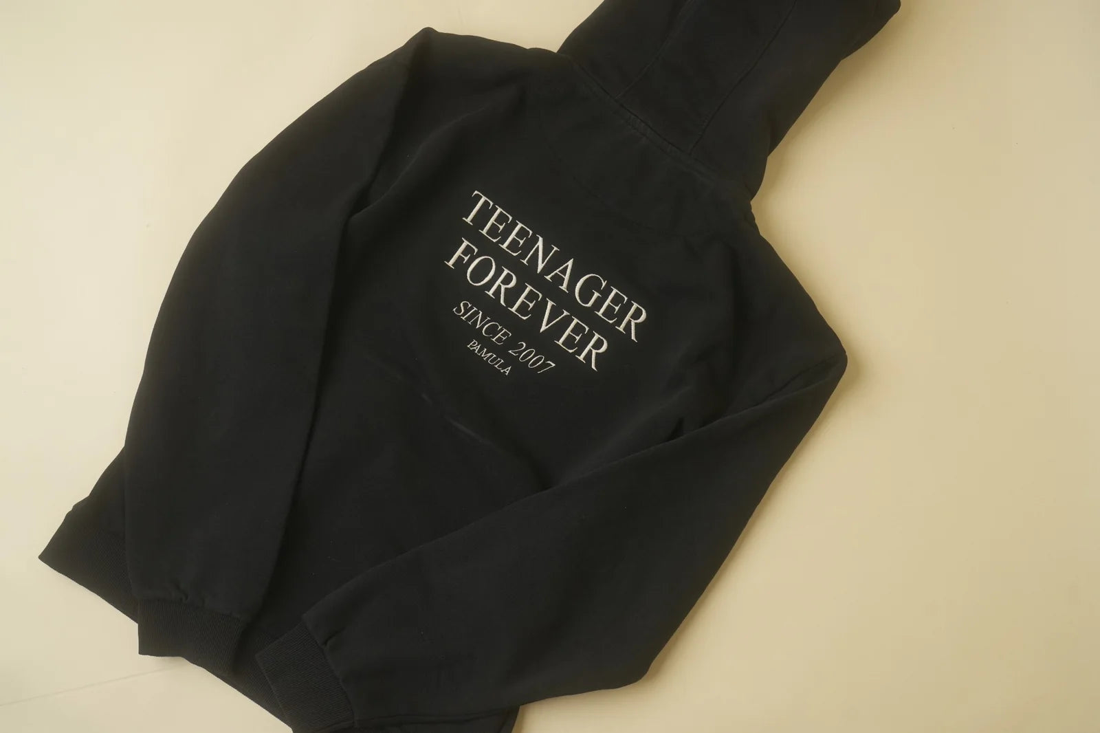 Bestickter Hoodie als eigene Kollektion und Merchandise
