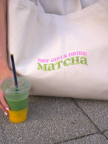 Bestickte ‚Hot Girls Drink Matcha‘ XXL Tragetasche – 100% Baumwolle – Bild 7