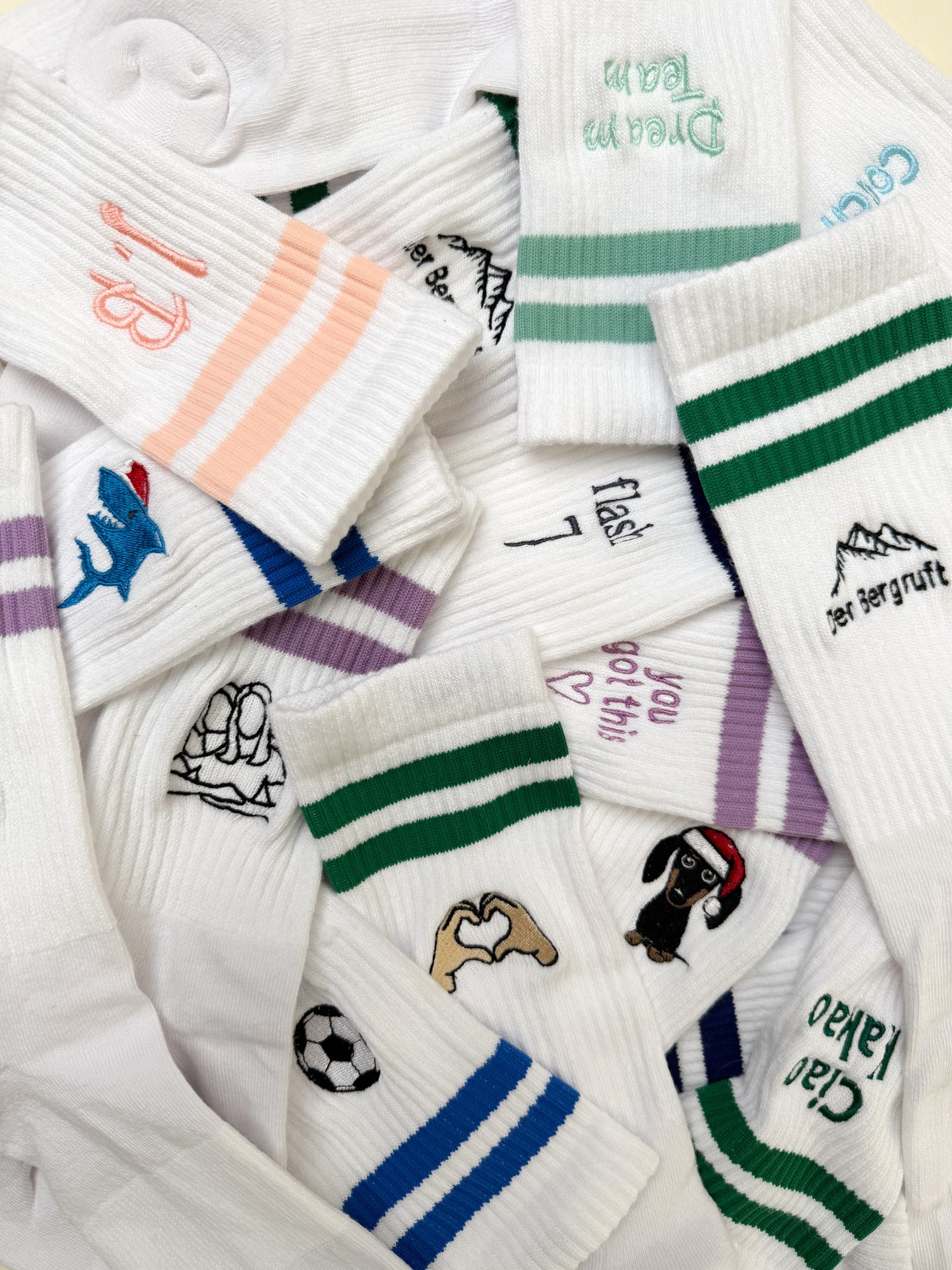 Bestickte PAMULA Socken mit Wunschtext und Statements