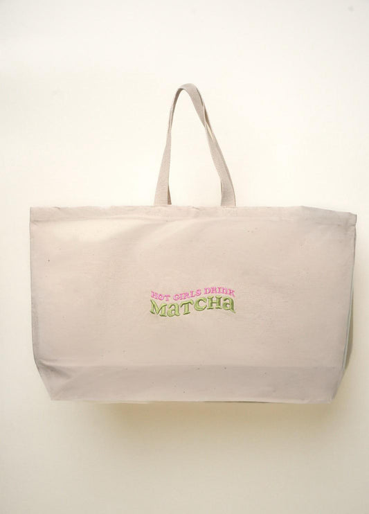 Bestickte ‚Hot Girls Drink Matcha‘ XXL Tragetasche – 100% Baumwolle