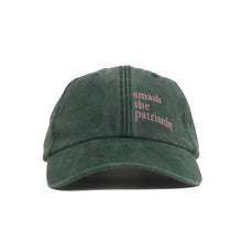 bottle green Vintage Cap mit pink Stickerei „Smash the Patriarchy“ frontal