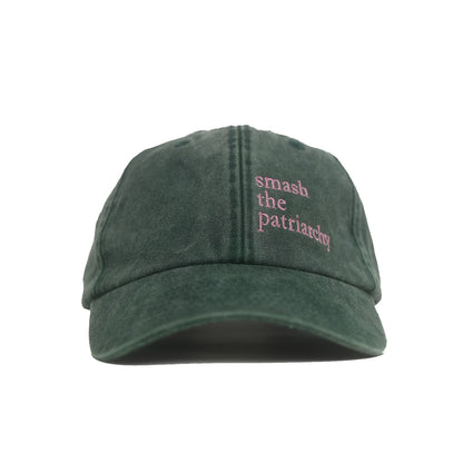 bottle green Vintage Cap mit pink Stickerei „Smash the Patriarchy“ frontal