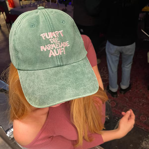 Grüne Cap mit rosa Statement-Stickerei