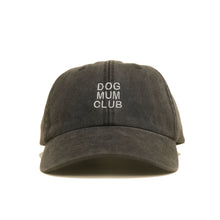 Black Vintage Cap mit weißer Stickerei „Dog Mum Club“ frontal