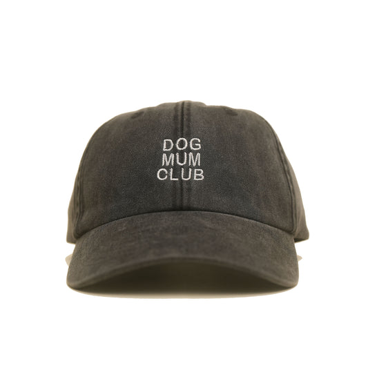 Black Vintage Cap mit weißer Stickerei „Dog Mum Club“ frontal