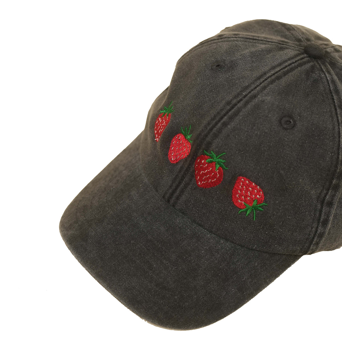 Detail der gestickten Erdbeeren auf einer black Vintage Cap