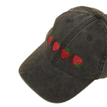 Detail der gestickten Erdbeeren auf einer black Vintage Cap