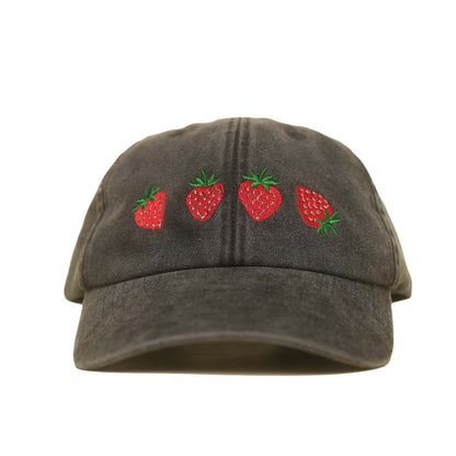 Black Vintage Cap mit mehreren gestickten Erdbeeren frontal
