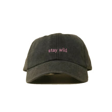 Black Vintage Cap mit pinker Stickerei „stay wild“ frontal
