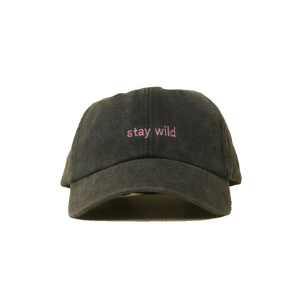Black Vintage Cap mit pinker Stickerei „stay wild“ frontal