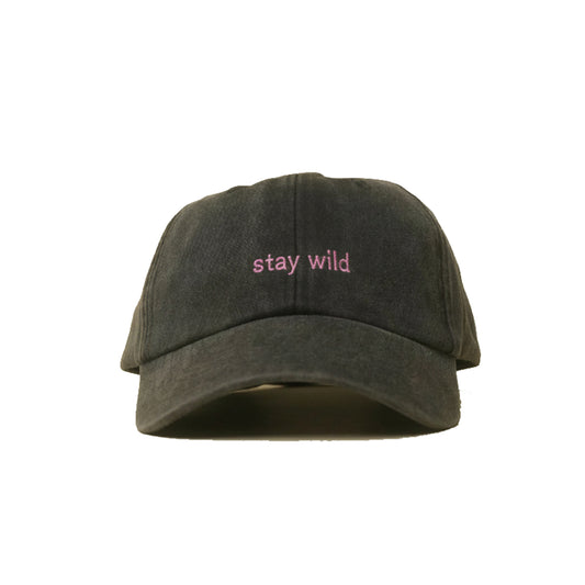 Black Vintage Cap mit pinker Stickerei „stay wild“ frontal