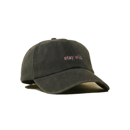 Black Vintage Cap mit pinker Stickerei „stay wild“ seitlich