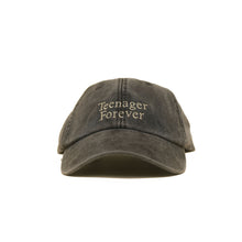 Black Vintage Cap mit heller Stickerei „Teenager Forever“ in Frontansicht