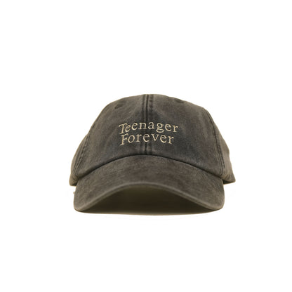 Black Vintage Cap mit heller Stickerei „Teenager Forever“ in Frontansicht