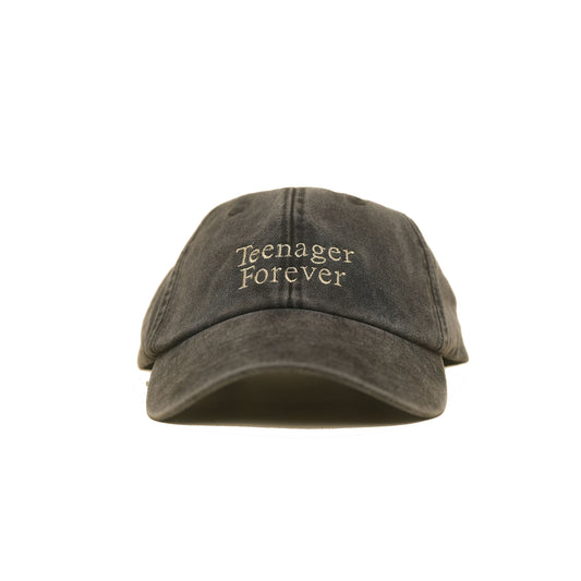 Black Vintage Cap mit heller Stickerei „Teenager Forever“ in Frontansicht