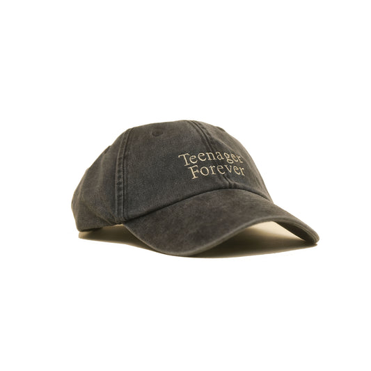 Black Vintage Cap mit heller Stickerei „Teenager Forever“ in seitlich