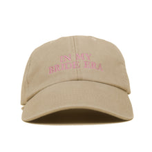 Stone Vintage Cap mit pinker Stickerei „IN MY BRIDE ERA“ frontal