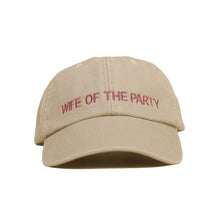 Stone Vintage Cap mit roter Stickerei „WIFE OF THE PARTY“ frontal