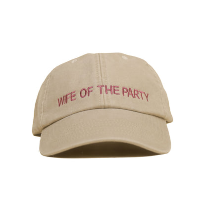 Stone Vintage Cap mit roter Stickerei „WIFE OF THE PARTY“ frontal