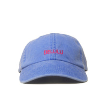 Cornflower Vintage Cap mit fuchsia Stickerei „Delulu“ in Frontansicht
