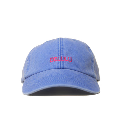 Cornflower Vintage Cap mit fuchsia Stickerei „Delulu“ in Frontansicht