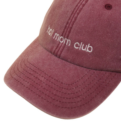 Red Vintage Cap mit heller Stickerei „hot mom club“ nah 