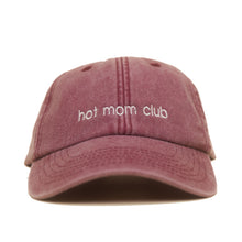 Red Vintage Cap mit heller Stickerei „hot mom club“ frontal