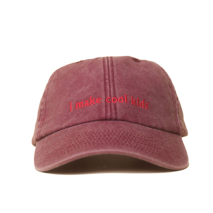 Red Vintage Cap mit rotem Schriftzug „I Make Cool Kids“ in Frontansicht