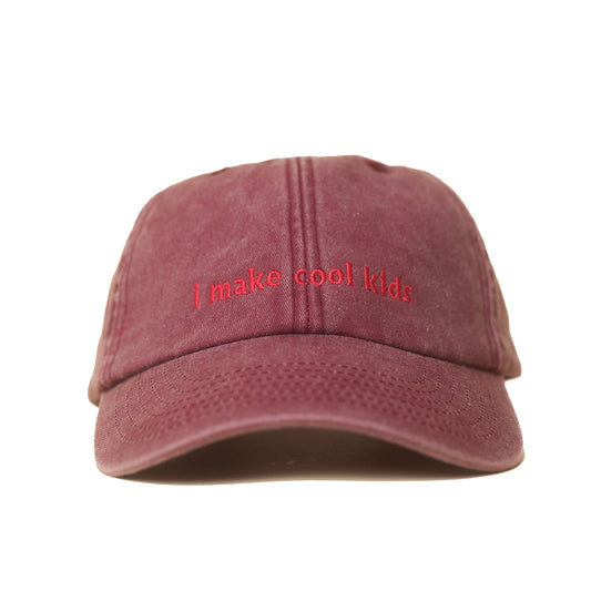 Red Vintage Cap mit rotem Schriftzug „I Make Cool Kids“ in Frontansicht