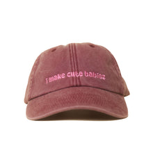 Red Vintage Cap mit heller Stickerei „i make cute babies“ frontal