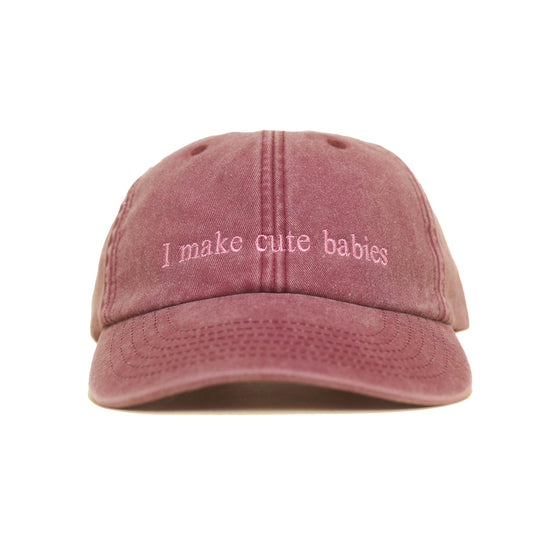 Red Vintage Cap mit heller Stickerei „i make cute babies“ frontal