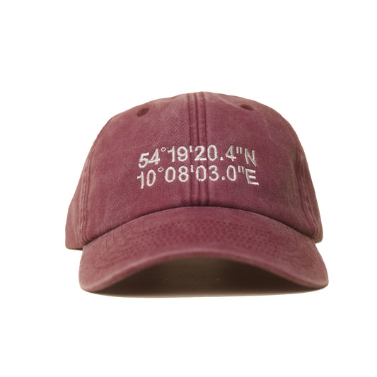 Red Vintage Cap mit heller Koordinaten-Stickerei frontal