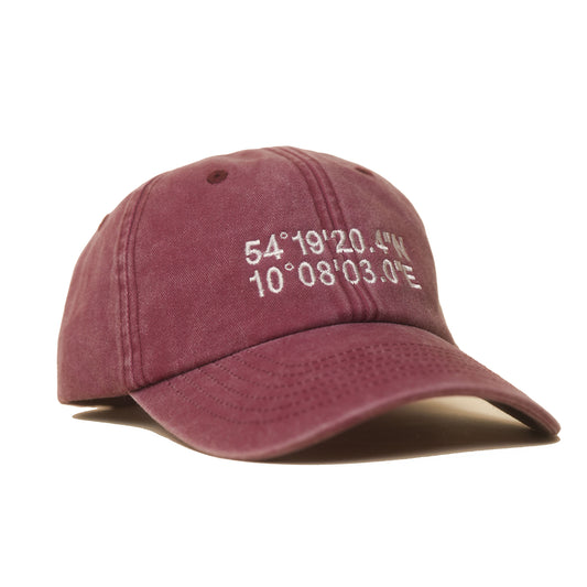 Red Vintage Cap mit heller Koordinaten-Stickerei seitlich