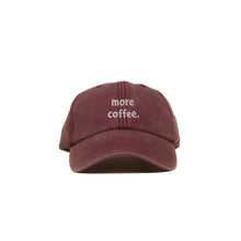 Red Vintage Cap mit heller Stickerei „More Coffee.“ frontal