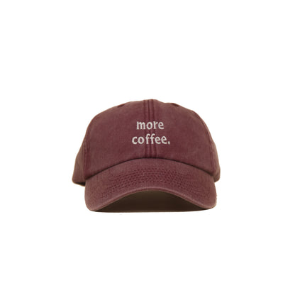 Red Vintage Cap mit heller Stickerei „More Coffee.“ frontal