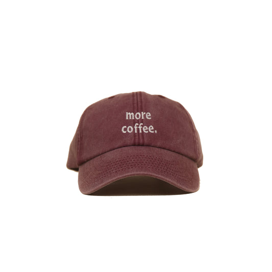 Red Vintage Cap mit heller Stickerei „More Coffee.“ frontal