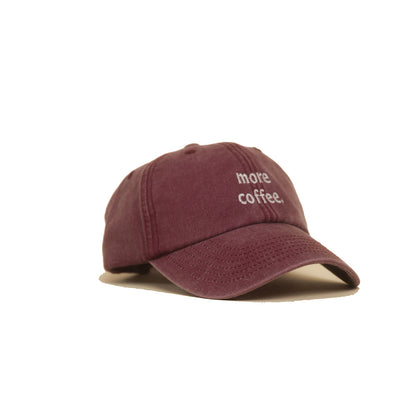 Red Vintage Cap mit heller Stickerei „More Coffee.“ seitlich