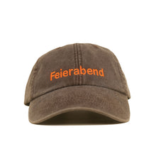Brown Vintage Cap mit orangefarbener Stickerei „Feierabend“ frontal