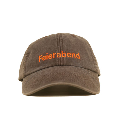 Brown Vintage Cap mit orangefarbener Stickerei „Feierabend“ frontal