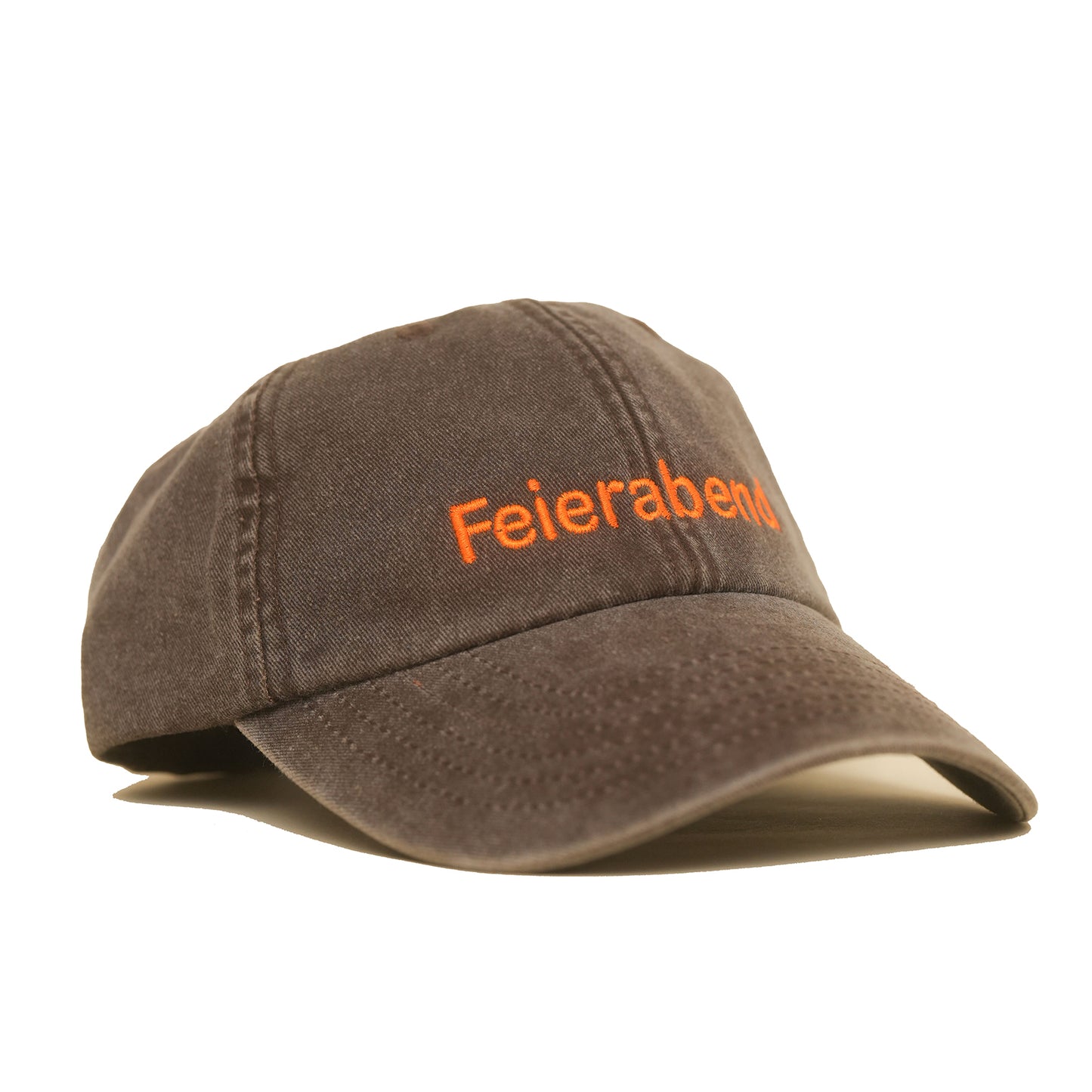 Brown Vintage Cap mit orangefarbener Stickerei „Feierabend“ seitlich