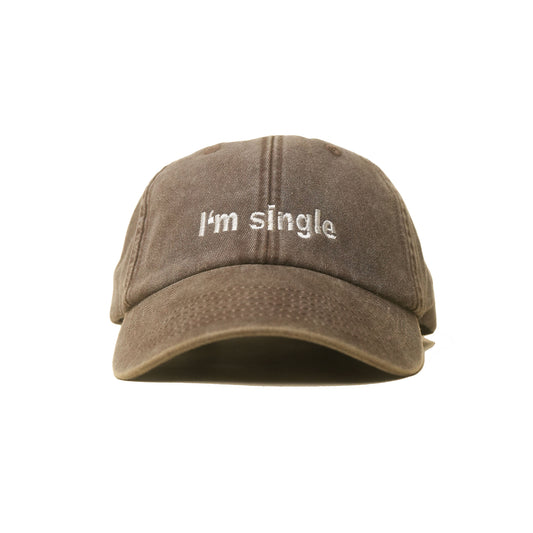 Brown Vintage Cap mit weißer Stickerei „I’m Single“ in Frontansicht