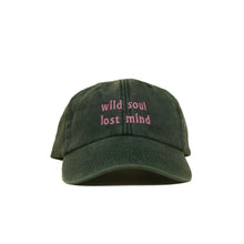 bottle green Vintage Cap mit pinker Stickerei „Wild Soul Lost Mind“ frontal